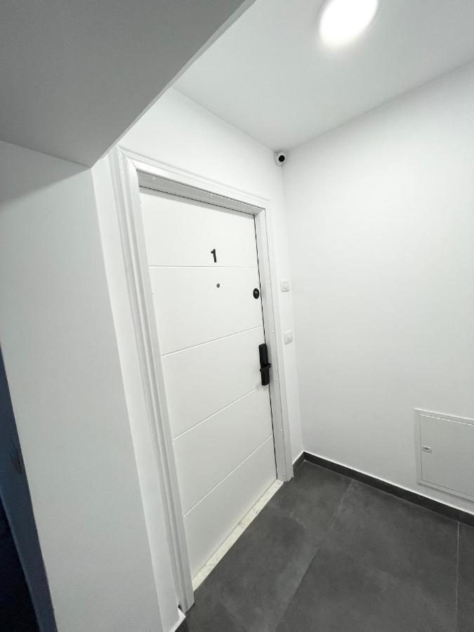 Central Studio Apartment 1, Тирана Экстерьер фото
